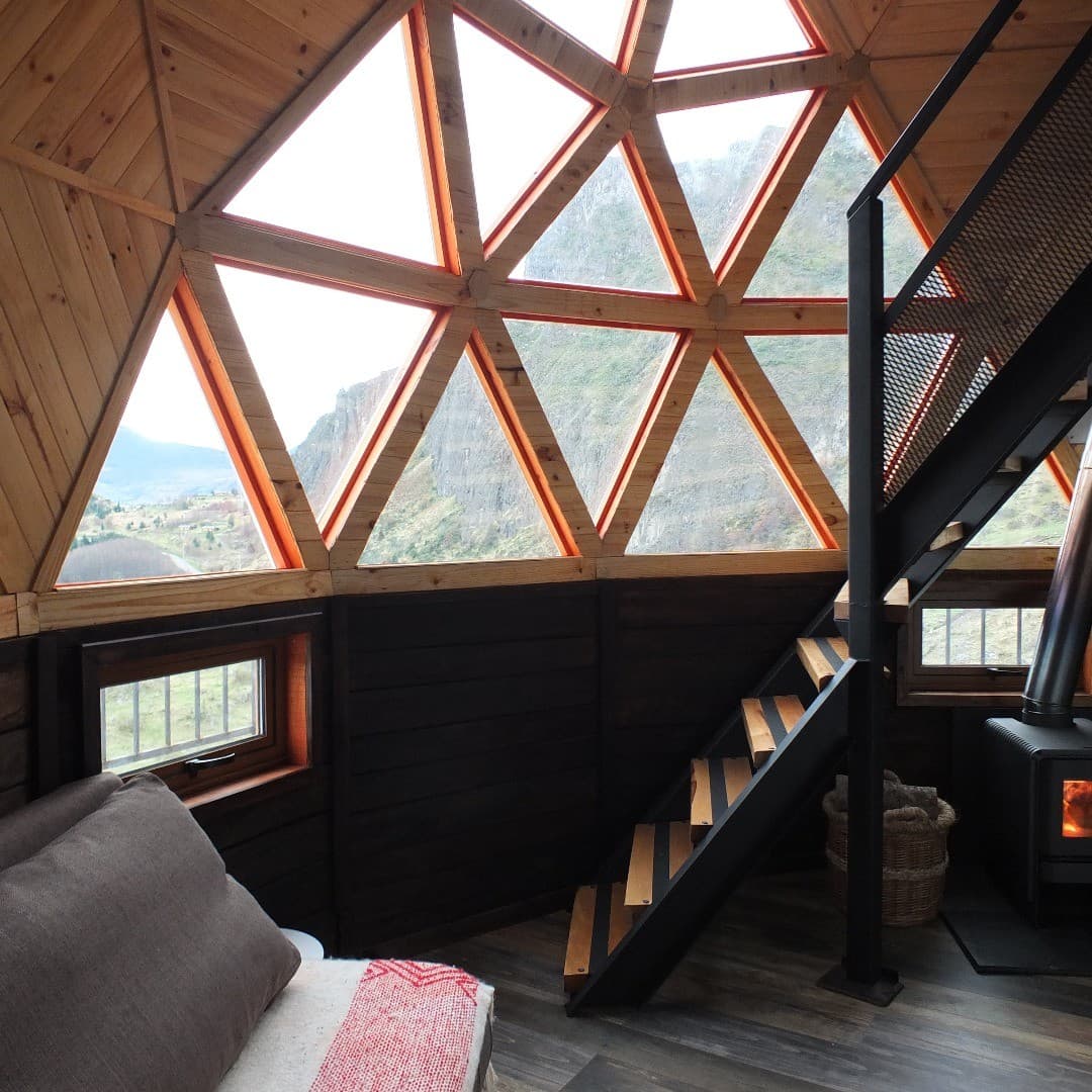 Vivienda domo geodésico construida en entorno patagónico