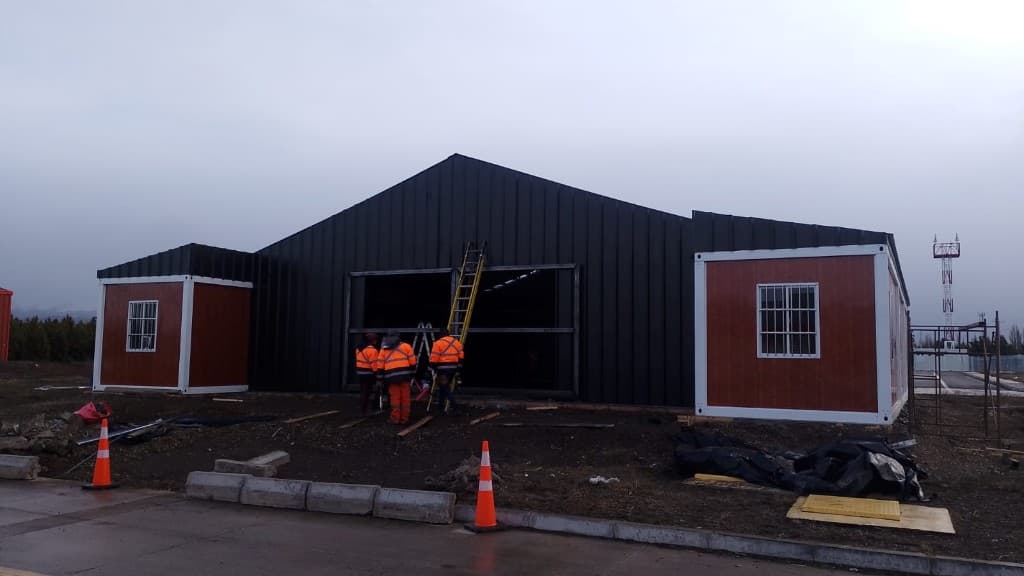 Bodega fiscal modular en construcción en aeropuerto Balmaceda