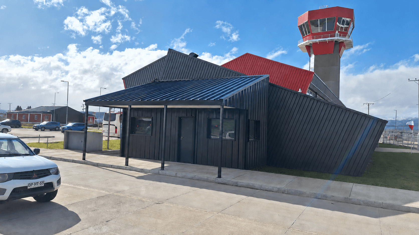 Módulo blindado de acceso DGAC con fachada metálica y porch